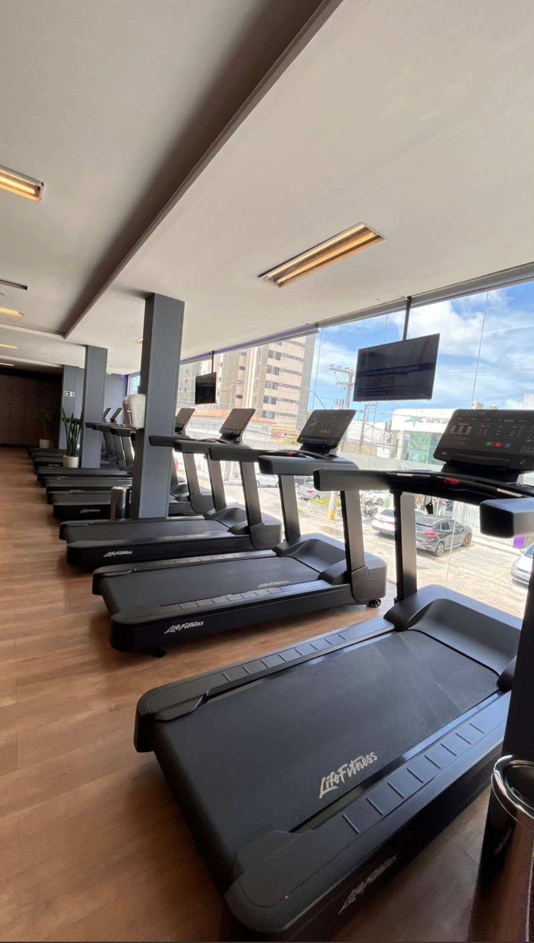 Telas indoor no salão de cardio