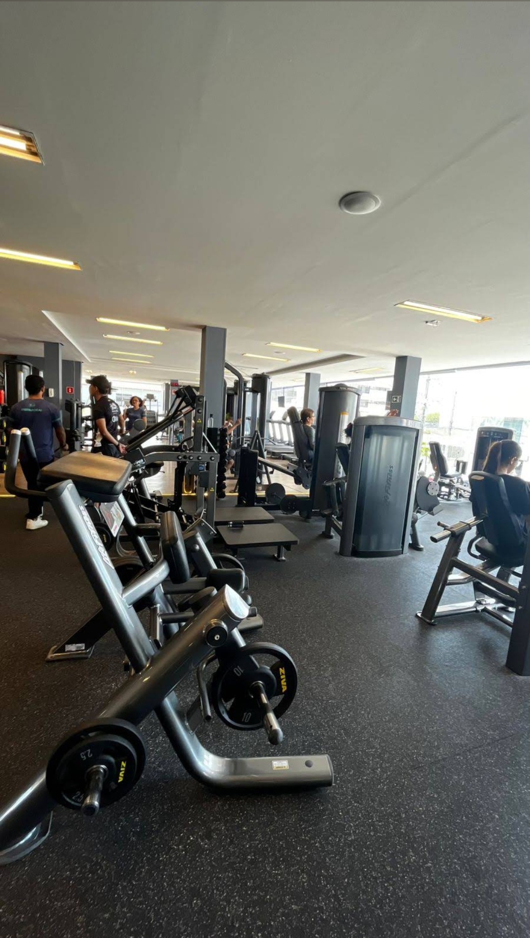 Sala de musculação em horário de pico