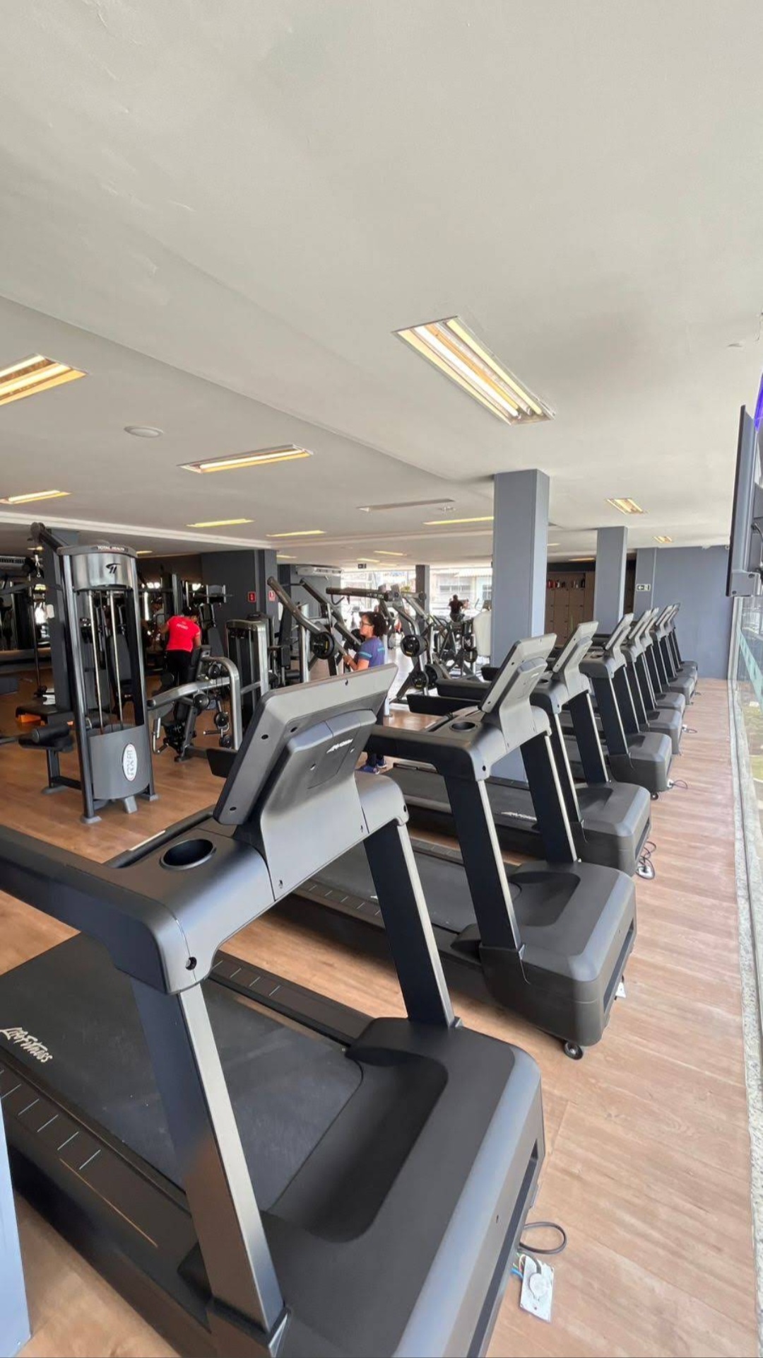 Área de cardio com esteiras Life Fitness